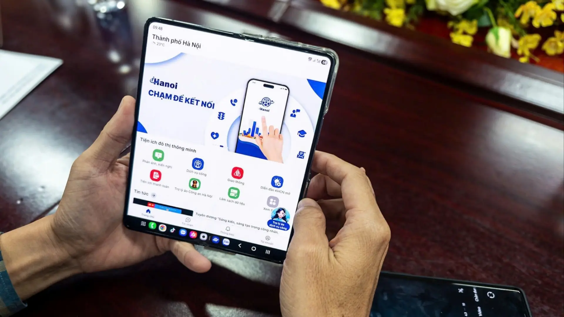 CSGT hướng dẫn theo dõi và xử phạt giao thông qua iHanoi